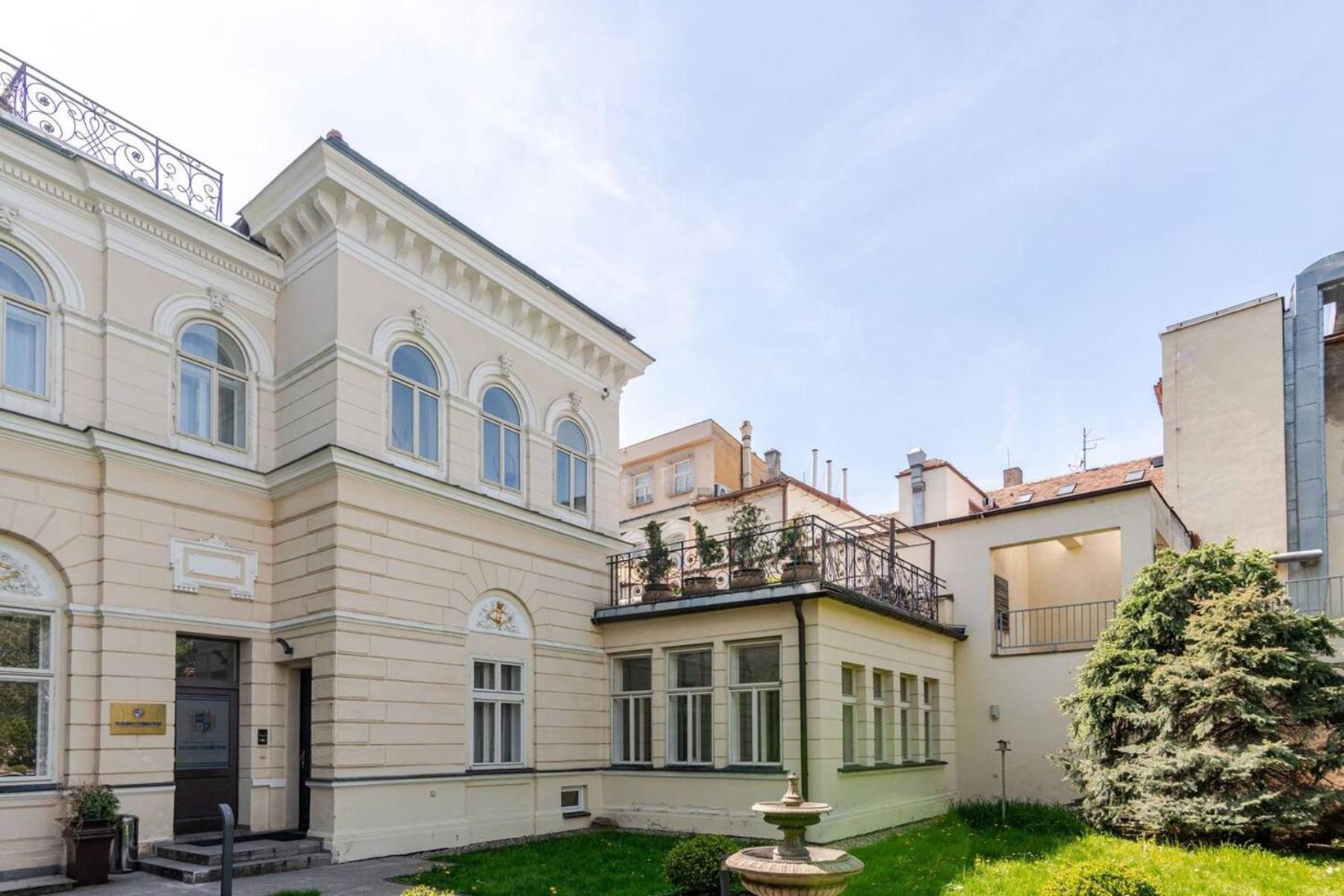 Villa With Hot-Tub, Terrace And Garden, Wenceslass Square Praha Exteriér fotografie