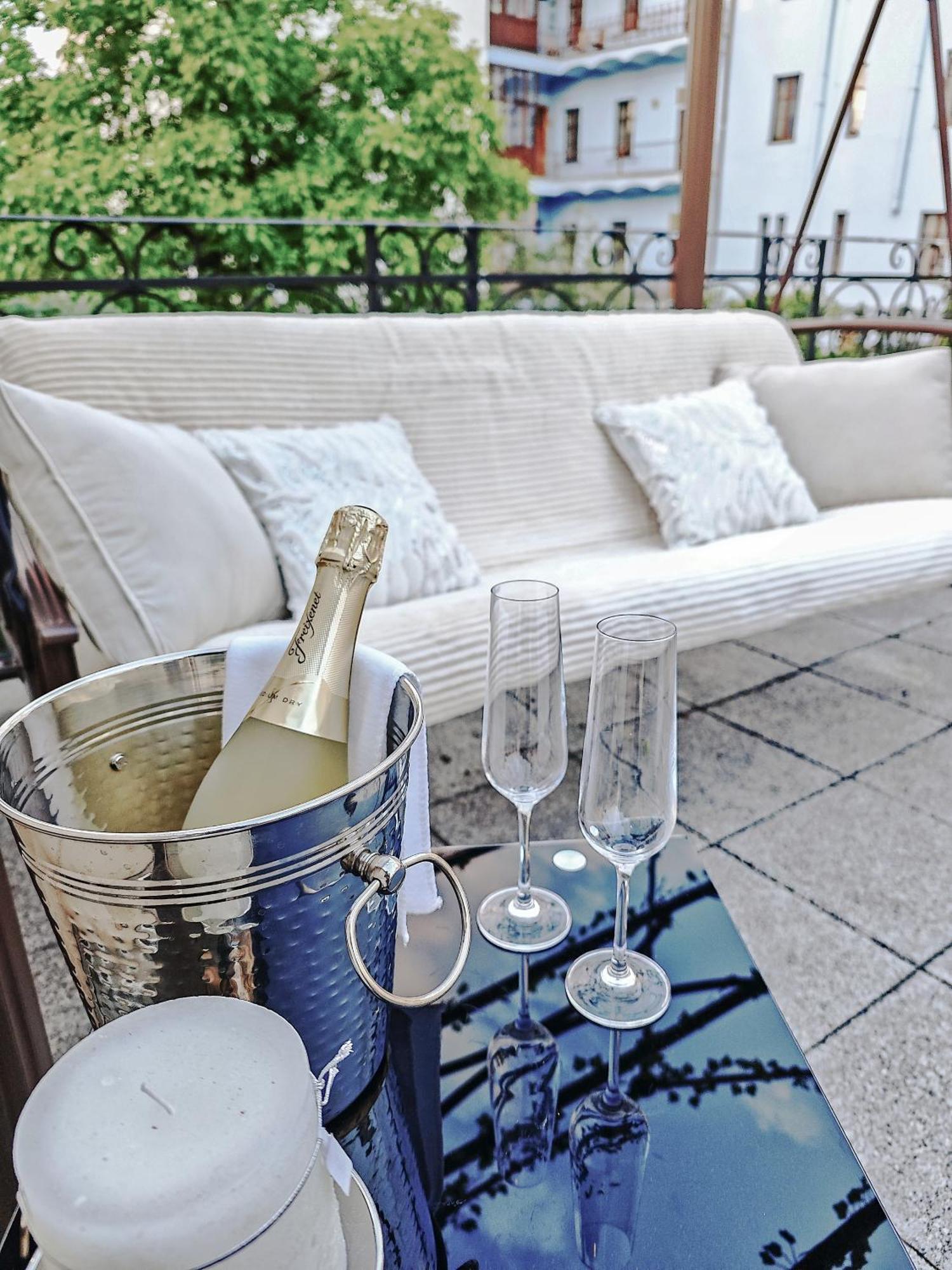 Villa With Hot-Tub, Terrace And Garden, Wenceslass Square Praha Exteriér fotografie